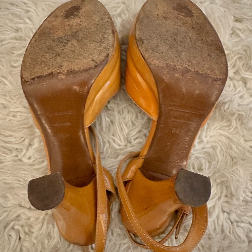 Burberry Retro Heels - Picture 7 of 7